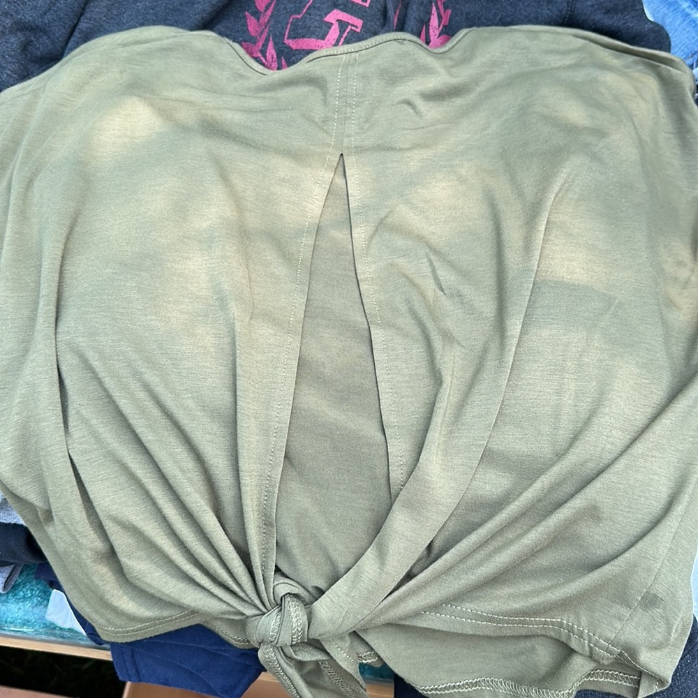 Green tee - Picture 2 of 2